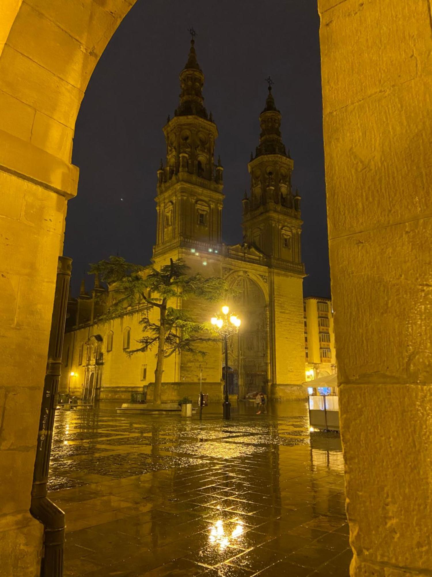 Alojamiento En Pleno Centro Con Wifi Y Aire Acondicionado Logrono Luaran gambar